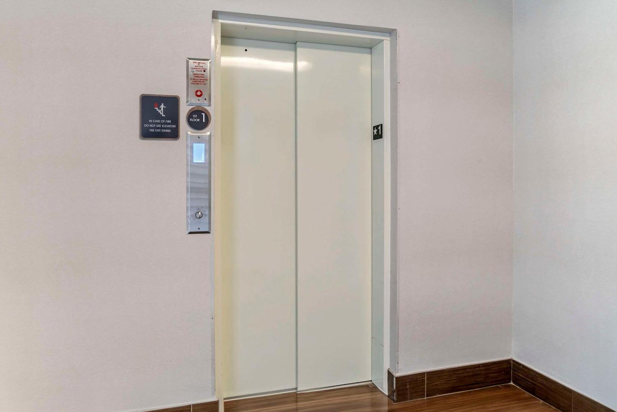 Comfort Inn Plainwell Bagian luar foto